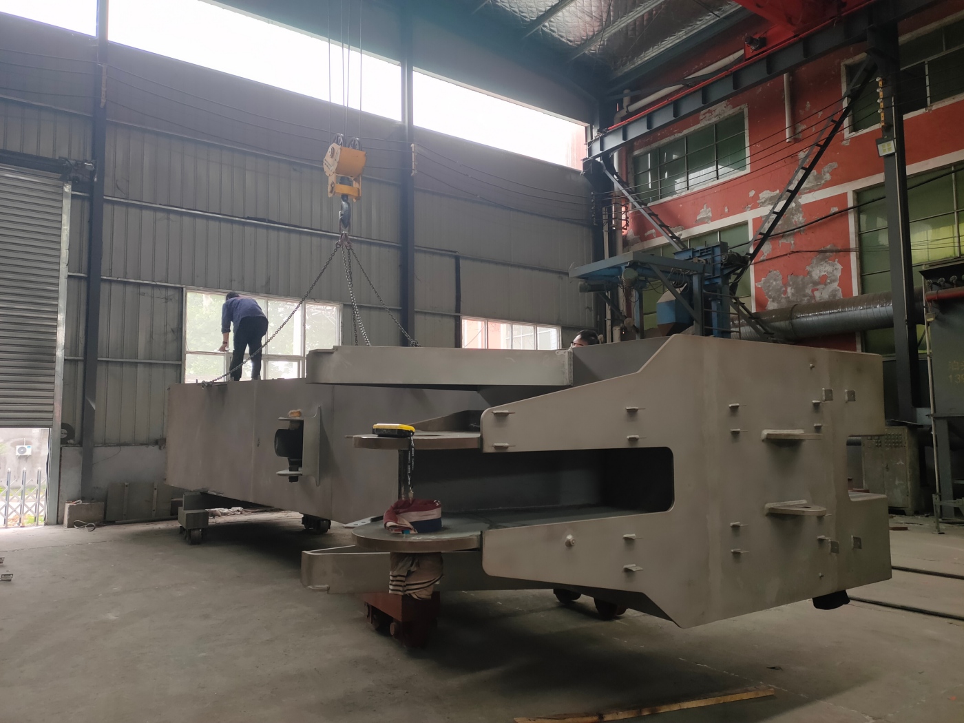 the-first-set-of-column-has-undergone-quality-inspection-by-the-customer-after-sandblasting-and-painting-of-the-first-coat-of-primer-3.jpg the-first-set-of-column-has-undergone-quality-inspection-by-the-customer-after-sandblasting-and-painting-of-the-first-coat-of-primer-3.jpg